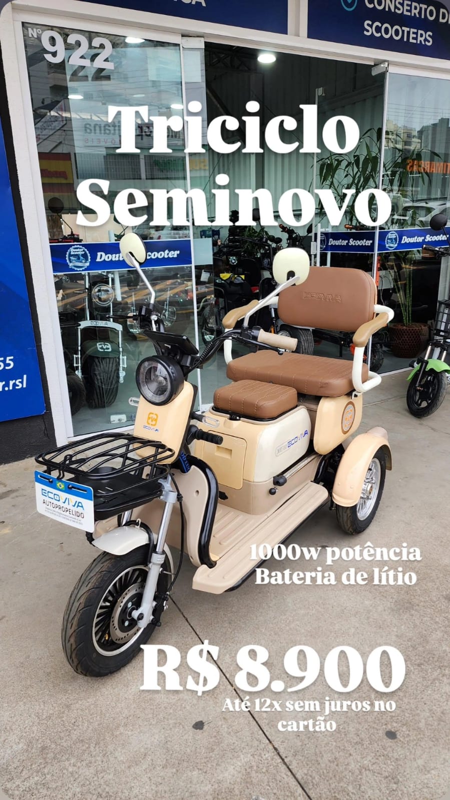Triciclo elétrico seminovo Ecoviva bege em frente à loja