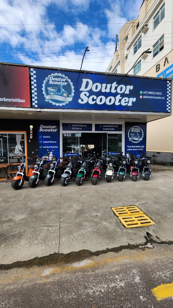 Fachada da Doutor Scooter com scooters elétricas enfileiradas na calçada