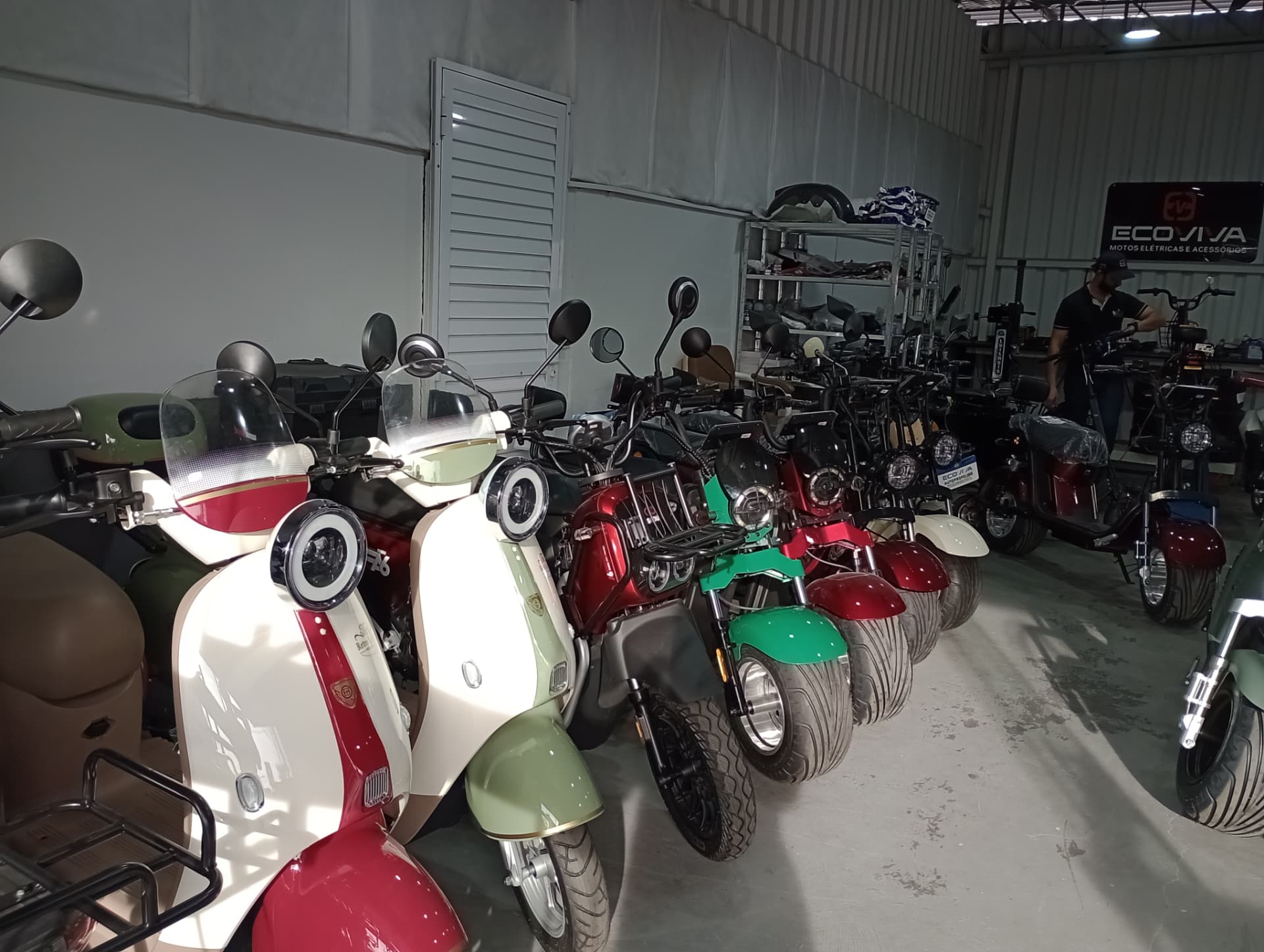 Scooters retrô e elétricas dentro do showroom