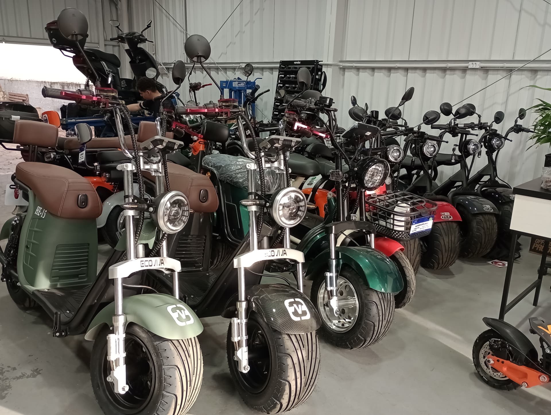 Showroom da Doutor Scooter com diversas scooters