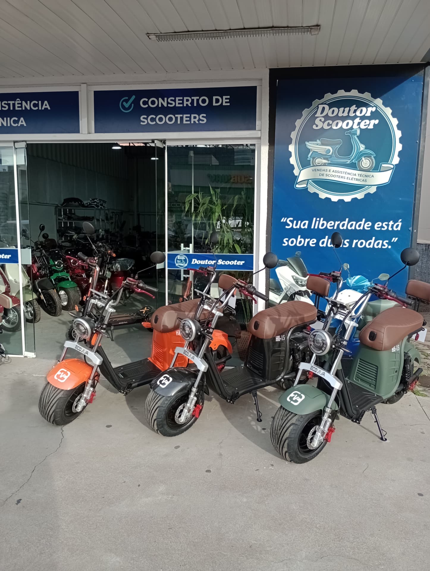 Scooters elétricas expostas em frente à Doutor Scooter